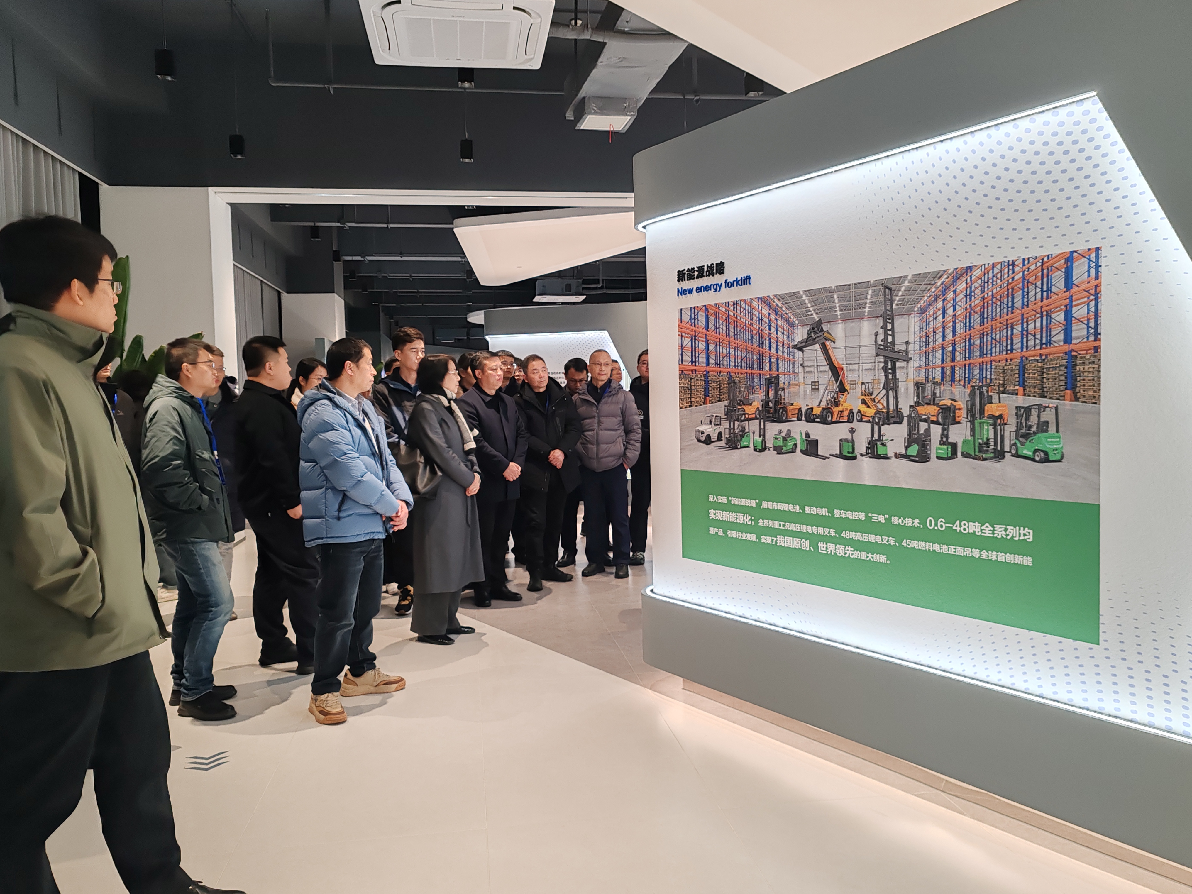 参观js6666zs金沙集团展厅.jpg